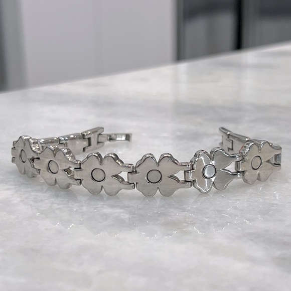 Multicolor Cat’s Eye Floral Magnetic Silver Bracelet - Picture 10 of 10